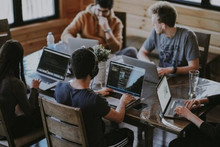 Зарплатні тренди українських IT-розробників: середня планка сягає $3300, падіння торкнулося більшості мов