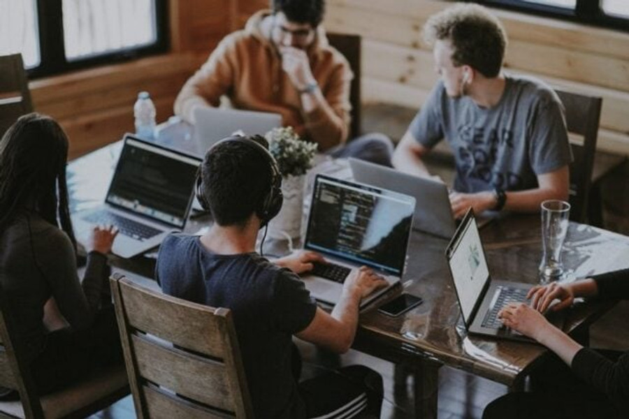 Зарплатні тренди українських IT-розробників: середня планка сягає $3300, падіння торкнулося більшості мов