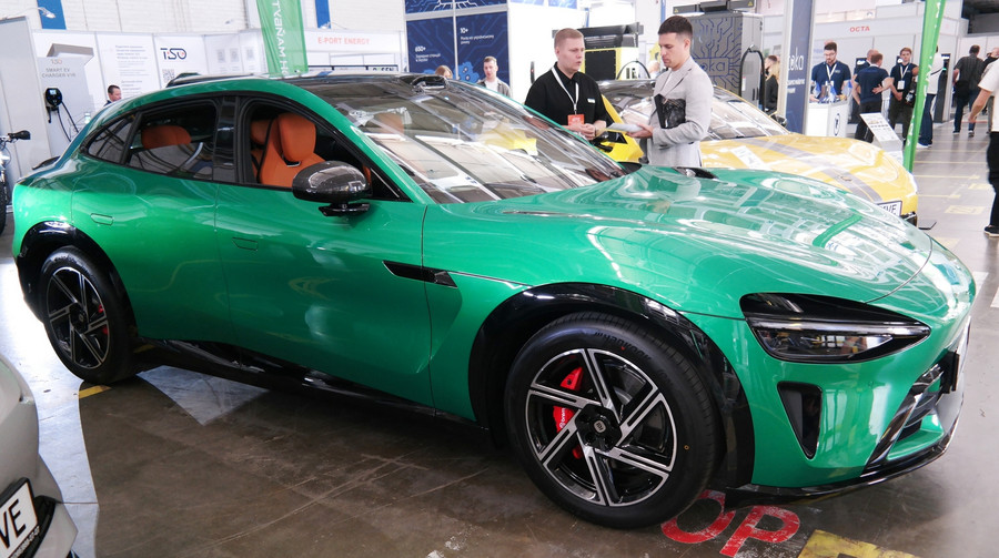 Виставка Plug-In Ukraine: електрокари Xiaomi, українські EV-байки, зарядні станції та дискусії профі