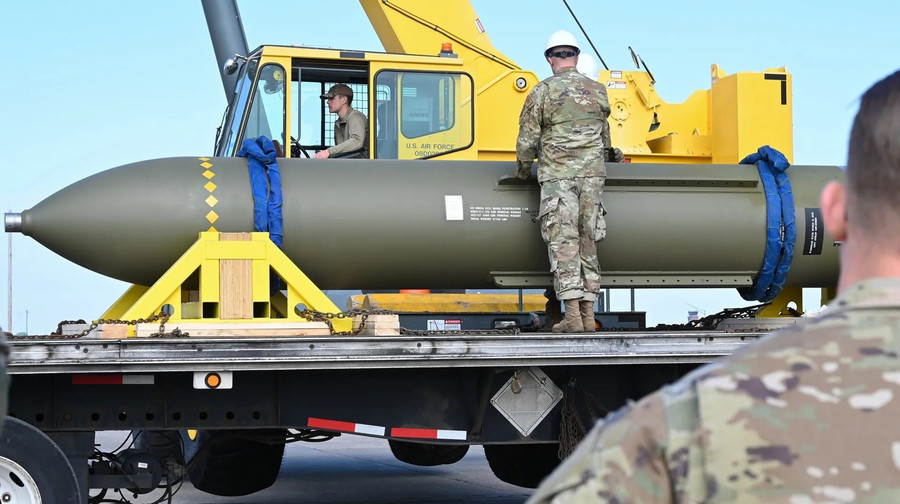 Бомба проти диктаторів: що відомо про GBU-57A/B MOP, якою США вдарили по Ірану