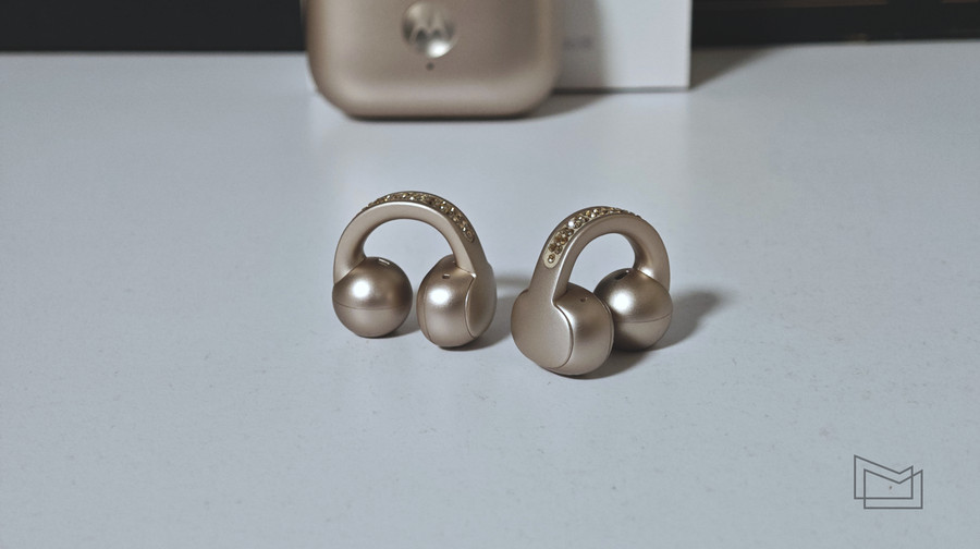 Motorola Buds Loop: TWS headphones as an element of style