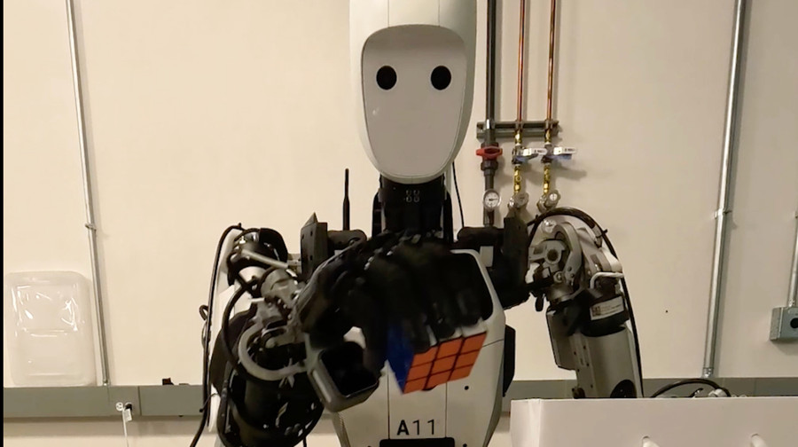 Google DeepMind розгорнула ШІ‑модель Gemini Robotics локально на роботі