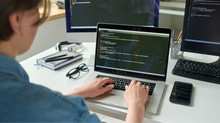 Українські IT-спеціалісти з досвідом від 3 до 5 років заробляють на 34% більше в Європі, ніж в Україні