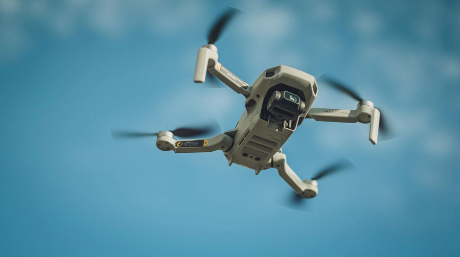 Ворог розробив FPV-дрон з автоматом для штурмів та захисту колон