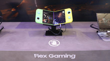 Samsung презентувала портативну консоль Flex Gaming, яка складається навпіл