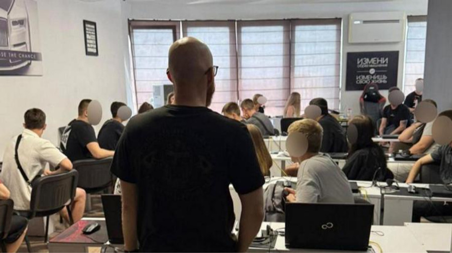 У Києві викрили 15 шахрайських колл-центрів, які пропонували інвестувати в крипту. У них знайшли і портрети путіна