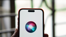 Оновлена Siri, яка взаємодіє з додатками, не з'явиться до весни 2026 року — Bloomberg