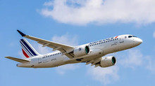 Переповнений літак Air France із Парижа був змушений повернутися через годину після того, як пасажир загубив на борту смартфон