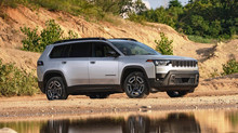 The new Jeep Cherokee has been introduced – now it is a 4.78-meter crossover with a hybrid under the hood