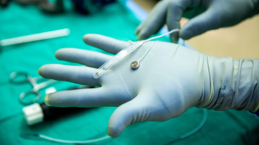 Paradromics, що конкурує з Neuralink Маска, успішно імплантувала свій мозковий чип людині
