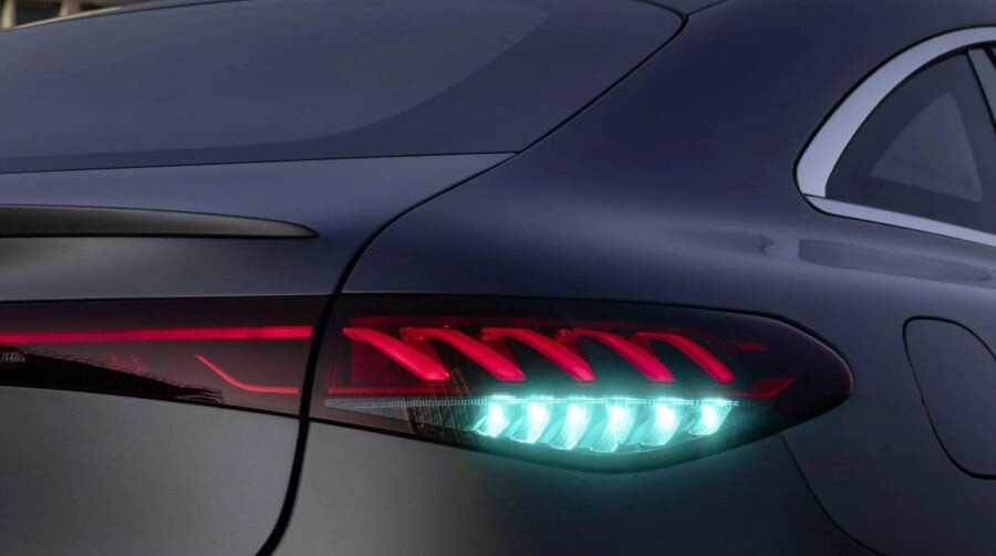 Mercedes-Benz introduces turquoise headlight illumination to indicate automated driving in Germany