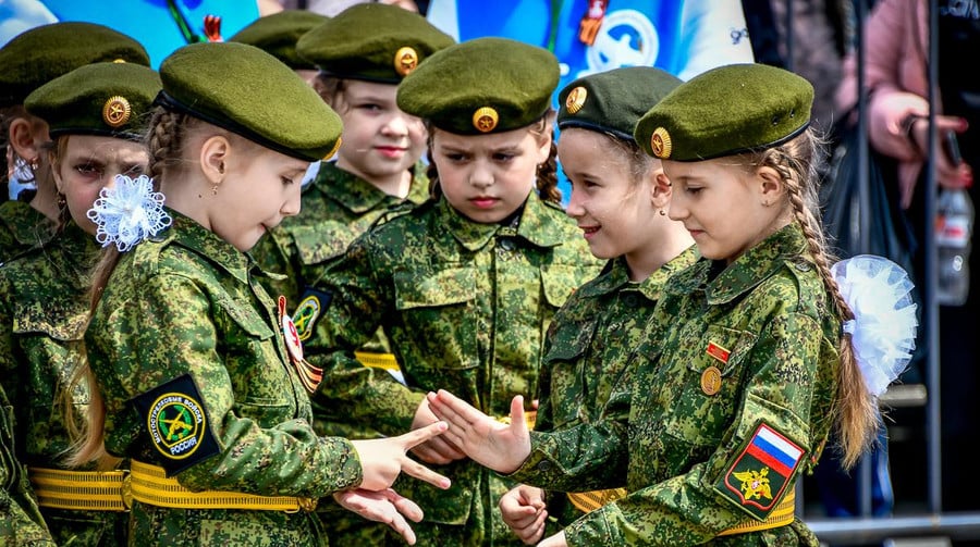 У 500 російських школах дітей навчають керувати дронами – британська розвідка