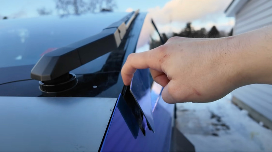 Tesla знову відкликає Cybertruck – цього разу через відпадання металевої панелі