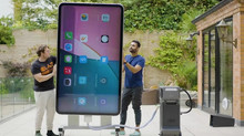 Ютубер створив найбільший функціональний iPhone у світі з ліхтариком потужністю 400 Вт