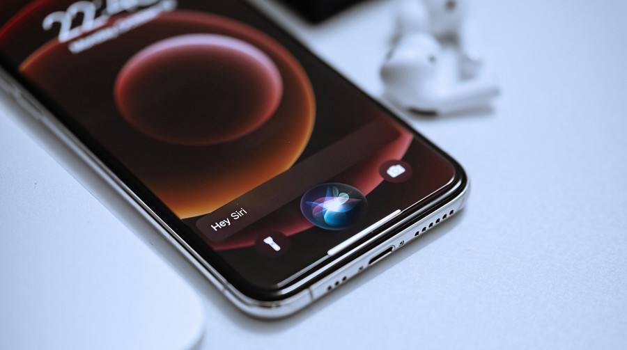 Тім Кук змінив керівника проєкту Siri. Тепер голосовим асистентом опікується головний розробник Apple Vision Pro