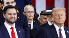 Тім Кук допоміг Apple тимчасово оминути митний шторм Трампа — WP