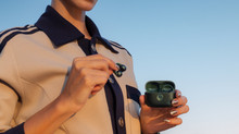 Motorola представила навушники moto buds loop та годинник moto watch fit