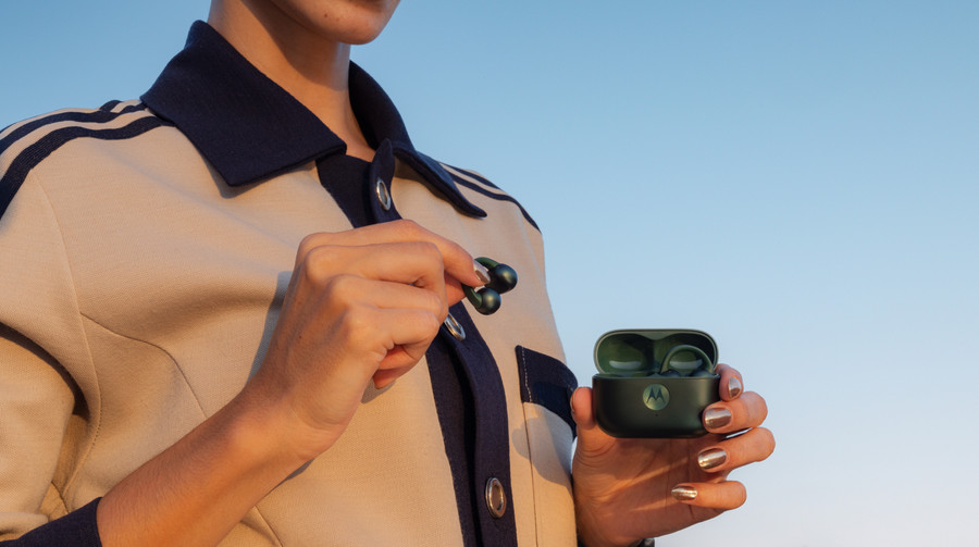 Motorola представила навушники moto buds loop та годинник moto watch fit