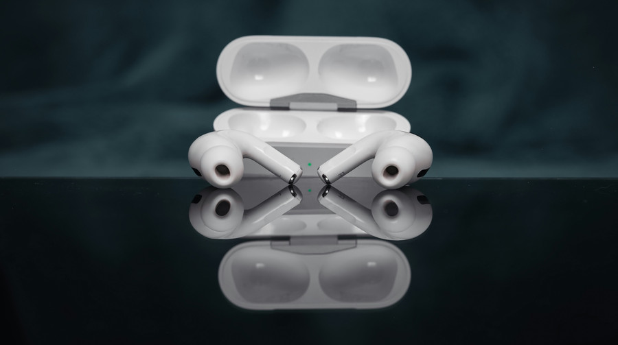 Apple AirPods will learn to translate text in real time
