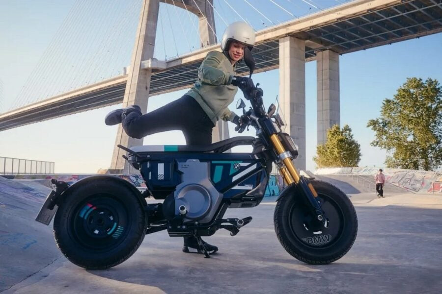 BMW presented the CE 02, an inexpensive electric motorcycle for the urban environment