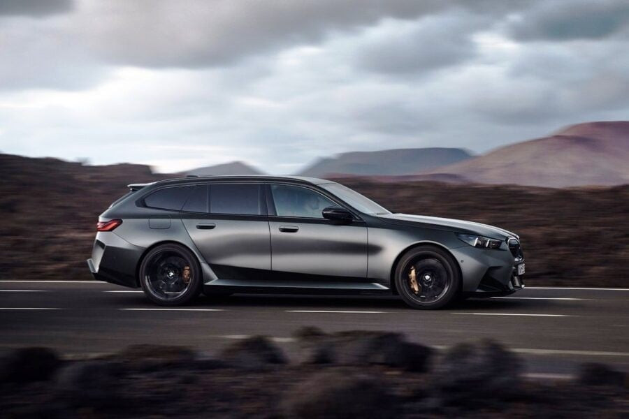 Sports car for the weekend: BMW M5 Touring wagon - your dog in the trunk will be very happy with this car!