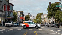 Driverless Cruise taxi stopped by San-Francisco police tries to bolt off