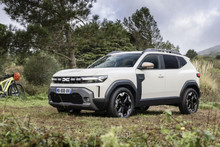 New Dacia Duster crossover: larger dimensions, hybrid motors, all-wheel drive