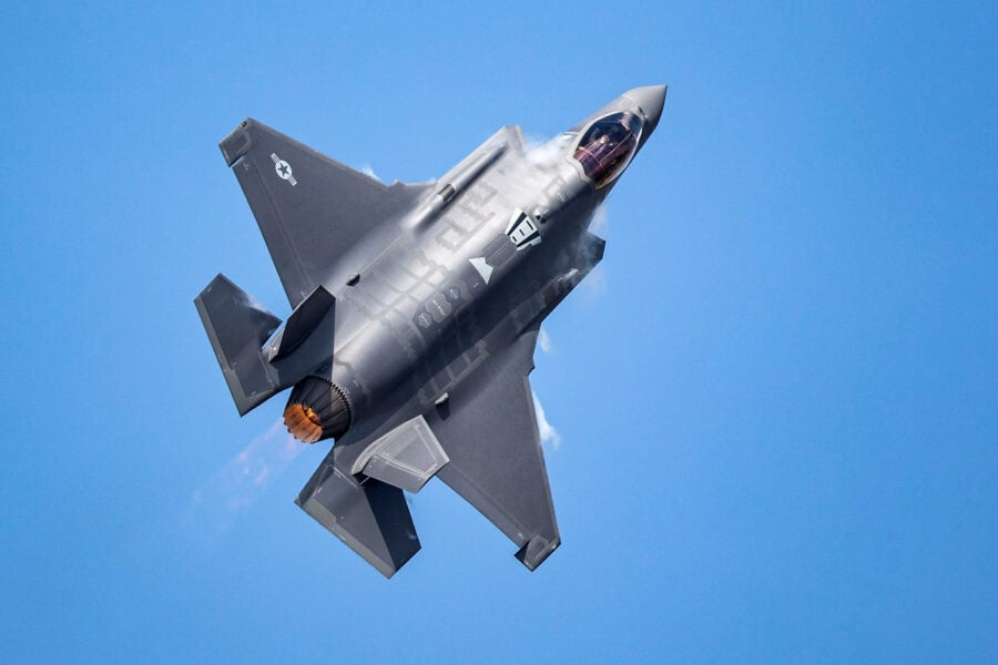 The Pentagon plans to buy 275 more 5th generation F-35 fighters. The price is $30 billion