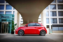 Електромобіль FIAT 500e повертається на ринок США – ще й з власною музикою!