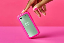 Телефон у стилі Барбі: HMD представила розкладний Barbie Phone для відпочинку від інтернету