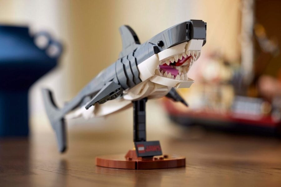 LEGO presented a set based on the movie Jaws, it consists of almost 1500 parts