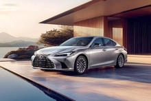 Updates for Lexus ES: new headlights and lights, larger display in the cabin