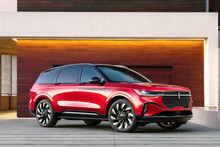 The new Lincoln Nautilus crossover: medium size, high status