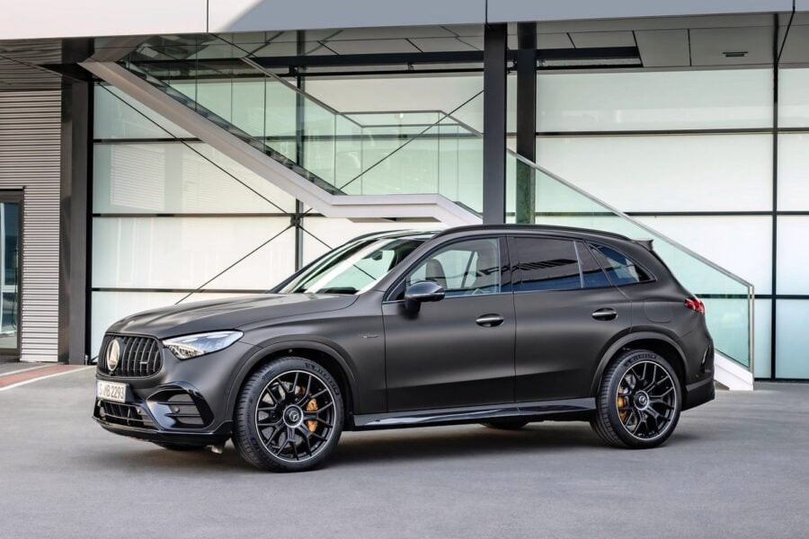 The AMG version of the Mercedes-Benz GLC is presented: fewer cylinders, more horses