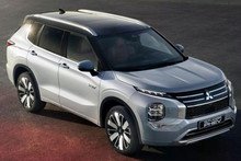 Updates for Mitsubishi Outlander: hybrid and interior improvements