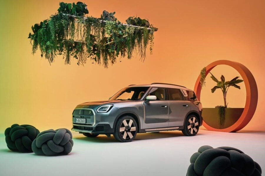 New MINI Countryman unveiled: larger size and two electric versions