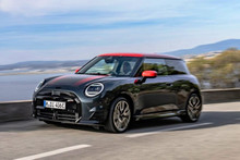 Новий «гарячий» електричний хетчбек Mini Cooper SE JCW Trim: наче той, але насправді – ні