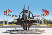 Which NATO countries spend enough on the army [infographic]