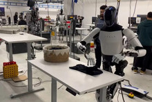 Humanoid robot Optimus has learned to fold clothes, but it doesn't do it autonomously