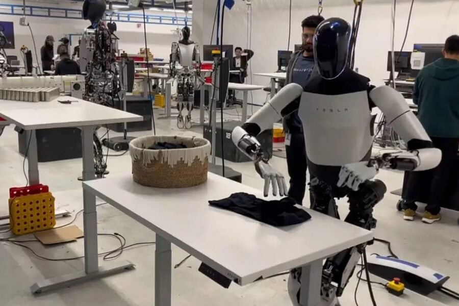 Tesla will have humanoid robots for internal use in 2025, says Elon Musk