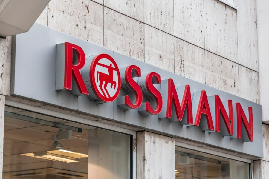 Велика мережа аптек Rossmann відмовляється від Tesla через те, що Ілон Маск підтримує Дональда Трампа