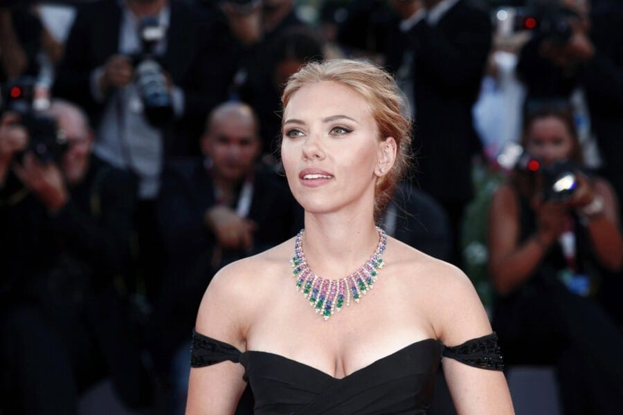 Scarlett Johansson calls for regulation of dipsticks after a generated video of her goes viral