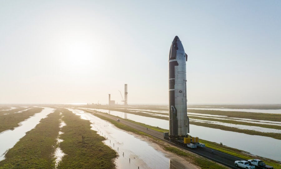 SpaceX викотив Starship 24 на стартовий майданчик космодрому у Бока-Чика