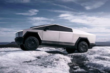 У Cybertruck нові проблеми – цього разу зі склоочисником