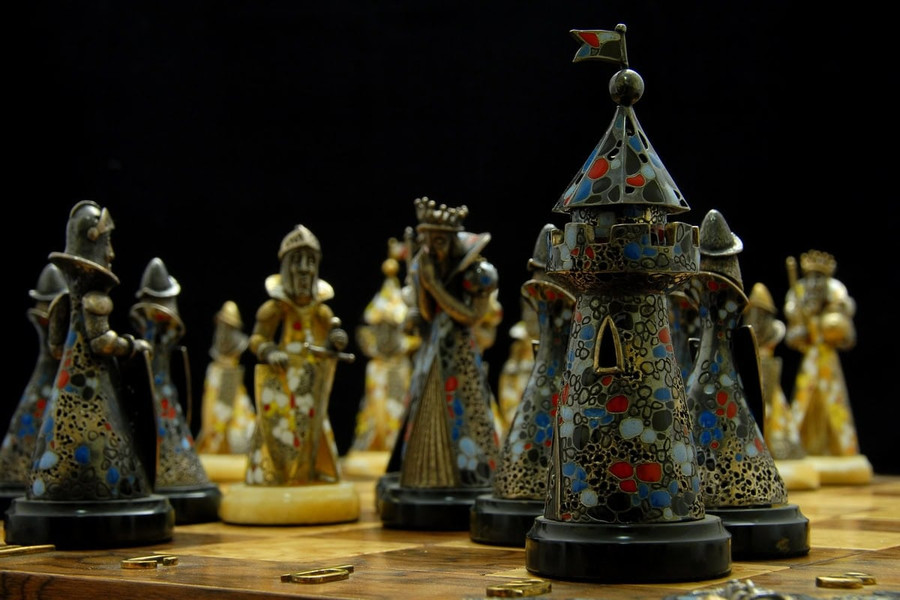 Chess you never knew existed. Shooter, fighting game, time travel and other variations of the classics