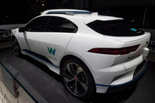 Waymo оновлює ПЗ після того, як два роботаксі «зіткнулися» з пікапом