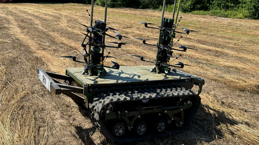 В Україні створили наземного робота-матку для одночасного запуску кількох FPV-дронів