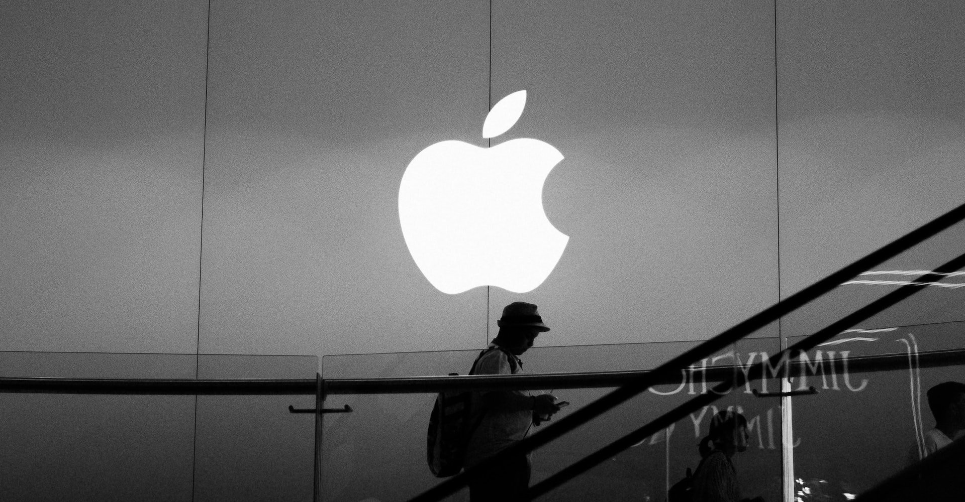 Apple continues to improve its services, which should strengthen its position against Google - Financial Times