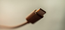 Наступного року Apple майже повністю позбавиться Lightning-портів на користь USB-C в iPhone, iPad, AirPods та аксесуарах, але це буде тимчасовим рішенням