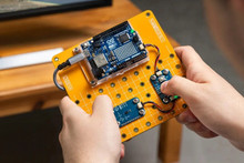 Arduino представляє навчальний набір Plug and Make, який не потрібно паяти